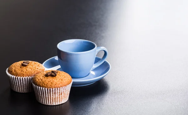 Kaffeetasse Hintergrund mit Kaffeebohnen — Stockfoto