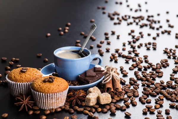 Café negro, naturaleza muerta con taza y granos de café . —  Fotos de Stock