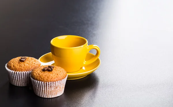 Kaffeetasse Hintergrund mit Kaffeebohnen — Stockfoto