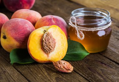 Ahşap arka planda taze şeftali