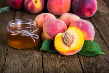 Ahşap arka planda taze şeftali