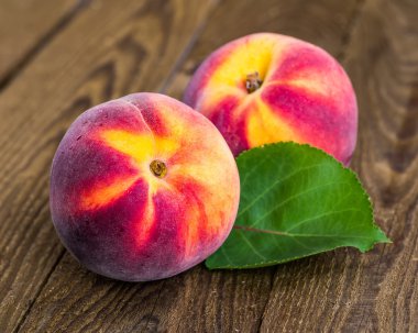 Ahşap arka planda taze şeftali