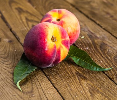 Ahşap arka planda taze şeftali