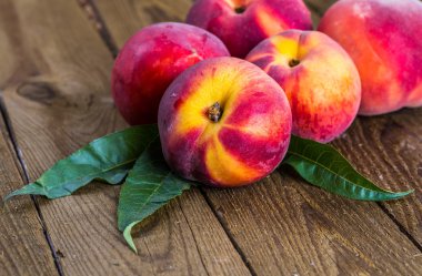 Ahşap arka planda taze şeftali