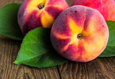 Ahşap arka planda taze şeftali