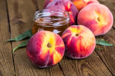 Ahşap arka planda taze şeftali