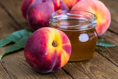 Ahşap arka planda taze şeftali