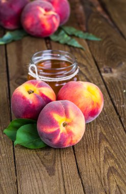 Ahşap arka planda taze şeftali