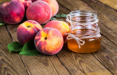 Ahşap arka planda taze şeftali