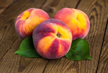 Ahşap arka planda taze şeftali