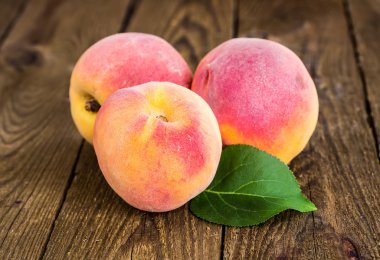 Ahşap arka planda taze şeftali