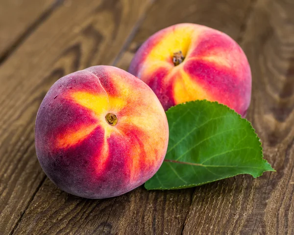 Ahşap arka planda taze şeftali