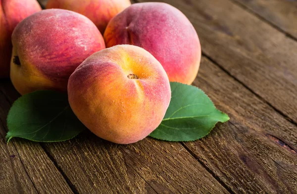 Ahşap arka planda taze şeftali