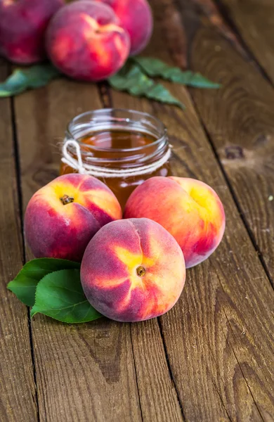 Ahşap arka planda taze şeftali