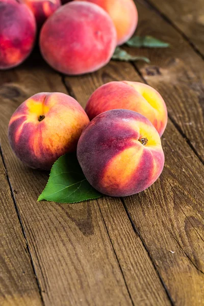 Ahşap arka planda taze şeftali