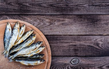 Balık ram, ahşap arka plan üzerinde kurutulmuş