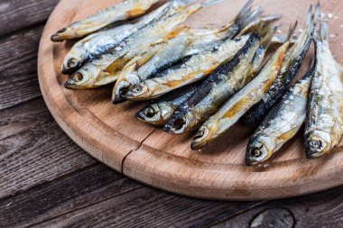 Balık ram, ahşap arka plan üzerinde kurutulmuş