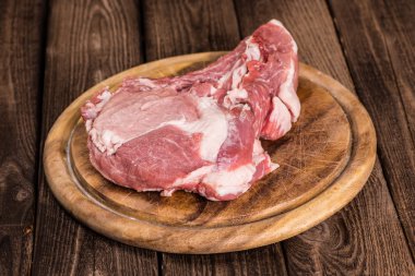 Koyu ahşap arka plan üzerinde çiğ mermer et biftek Antrikot