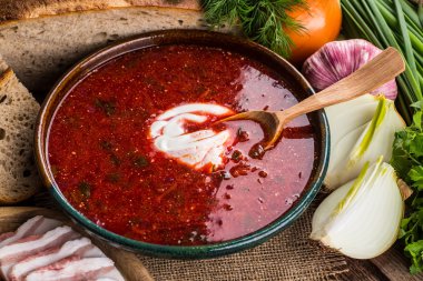 Ukraynalı pancar çorbası - pancar çorbası, peçeteye ahşap backgrou üzerinde