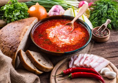 Ukraynalı pancar çorbası - pancar çorbası, peçeteye ahşap backgrou üzerinde