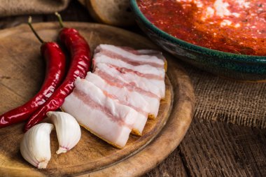 Ukraynalı pancar çorbası - pancar çorbası, peçeteye ahşap backgrou üzerinde