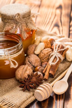 Bal tarak, taze limon ve zencefil ahşap bir masa üzerinde