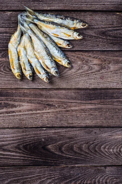 Fisk torkad ram, på trä bakgrund — Stockfoto