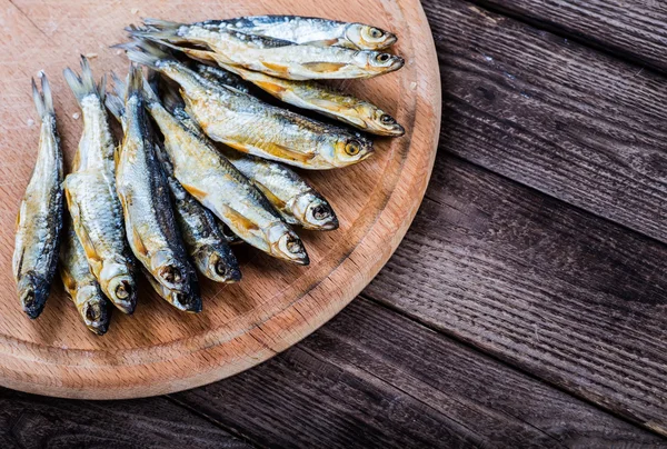 Рыбный сушеный баран, на деревянном фоне — стоковое фото