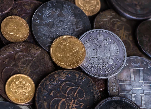 Gouden en zilveren munten van het Russische Rijk in de achtergrond ko — Stockfoto