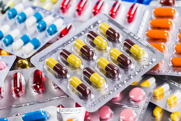 Kleurrijk aan orale medicatie op witte achtergrond. — Stockfoto