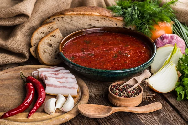 Sopa de beterraba ucraniana - borscht, em guardanapo, em backgrou de madeira — Fotografia de Stock