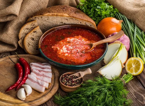 Sopa de beterraba ucraniana - borscht, em guardanapo, em backgrou de madeira — Fotografia de Stock