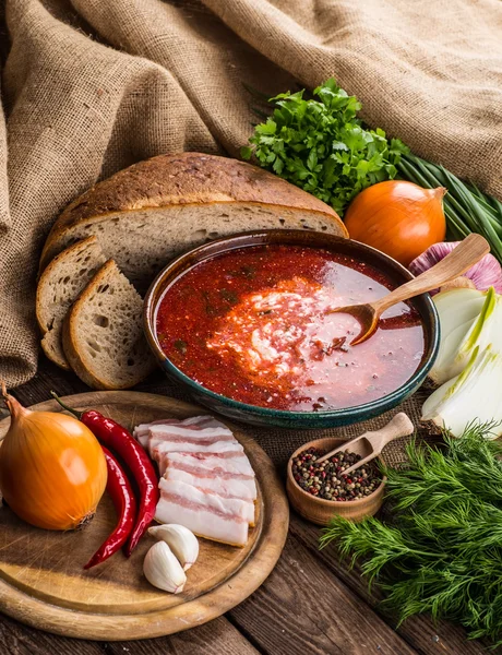 Sopa de beterraba ucraniana - borscht, em guardanapo, em backgrou de madeira — Fotografia de Stock