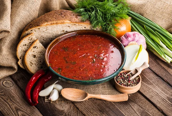 Sopa de beterraba ucraniana - borscht, em guardanapo, em backgrou de madeira — Fotografia de Stock