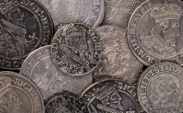 Skatt av gamla medeltida mynt silver bakgrund — Stockfoto