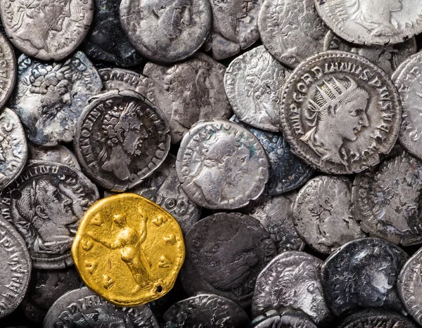 Монеты Римской империи, золото и серебро . — стоковое фото
