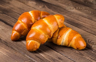 Spikelets gri ahşap zemin ile lezzetli ay çöreği