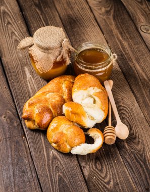 Ahşap masanın üzerinde pişmiş ekmek çeşitleri