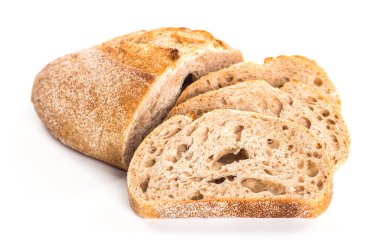 Beyaz üzerine izole edilmiş büyük bir somun ekmek.