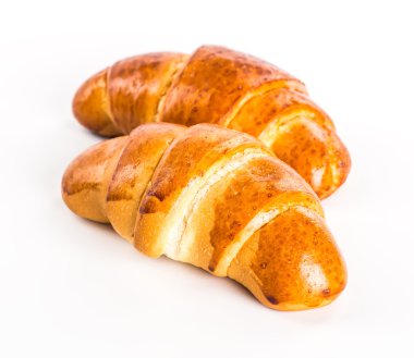 Beyaz arka planda taze kruvasan.