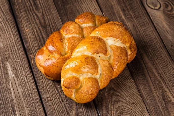 Ahşap masa arkasında pişmiş ekmek çeşitleri — Stok fotoğraf
