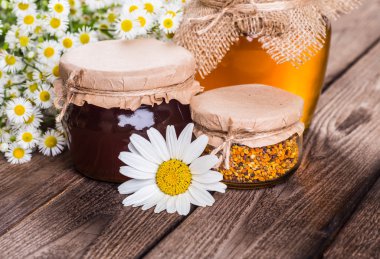 Tatlım, petek, polen ve propolis ile natürmort