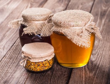 Tatlım, petek, polen ve propolis ile natürmort