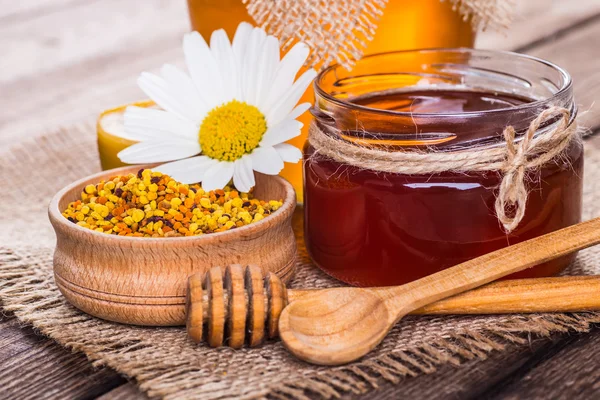 Tatlım, petek, polen ve propolis ile natürmort