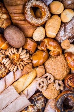 Tahtada taze ekmek ve buğday