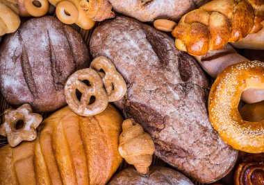 Tahtada taze ekmek ve buğday