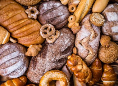 Tahtada taze ekmek ve buğday