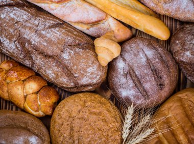 Tahtada taze ekmek ve buğday