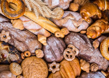 Tahtada taze ekmek ve buğday