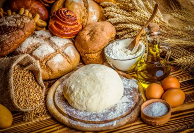 Tahtada taze ekmek ve buğday